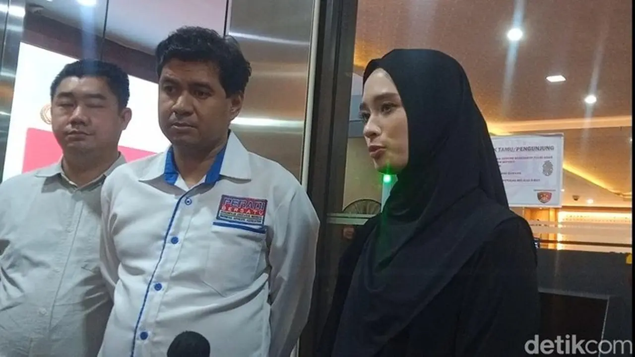 Inara Rusli Di Bareskrim Polri, Jakarta Selatan, Kamis (8/1/2026). Foto: Muhammad Ahsan Nurrijal/detikcom