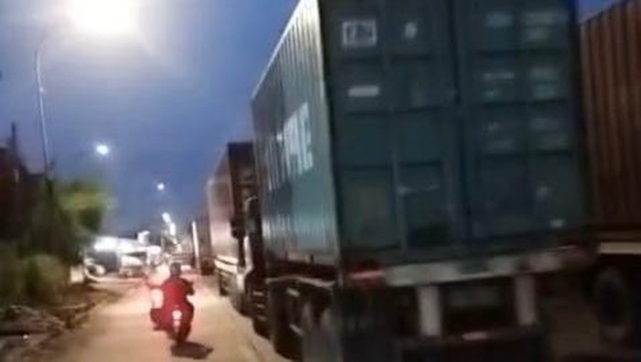 Macet Parah Cakung-Cilincing Malam Ini, Kendaraan Mengular Hingga 6 Kilometer Akibat Volume Ekspor-Impor