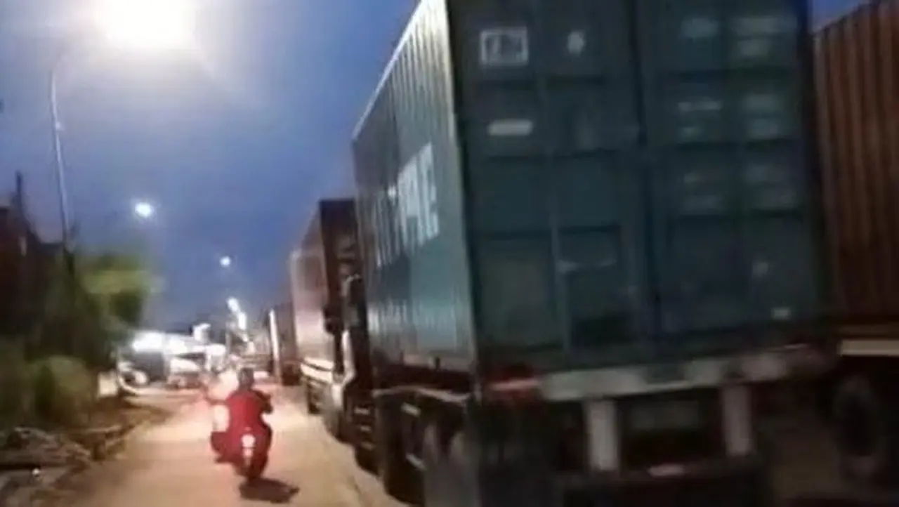 Kemacetan Di Jalan Cakung Cilincing, Jakarta Timur, Malam Ini (foto: Dok. Istimewa)