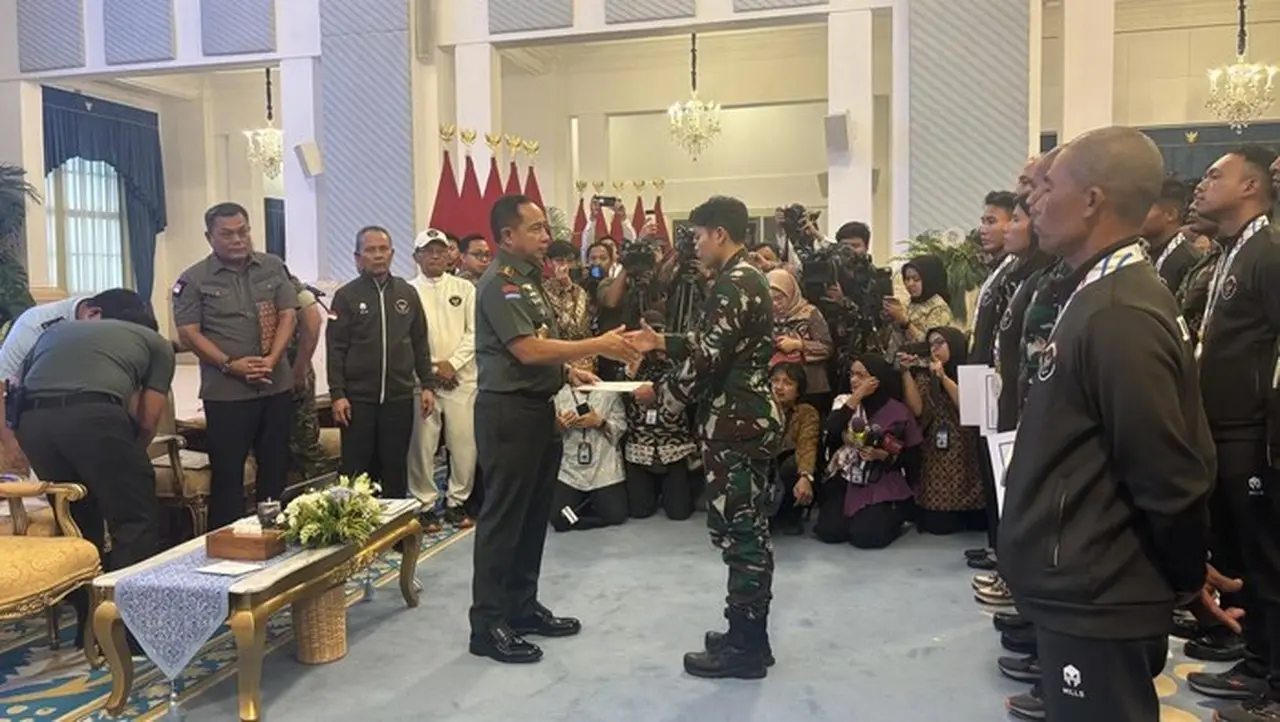 Foto: Panglima Tni Jenderal Agus Subiyanto Memberikan Kenaikan Pangkat Kepada Prajurit Peraih Medali Di Sea Games 2025. (firda/detikcom)