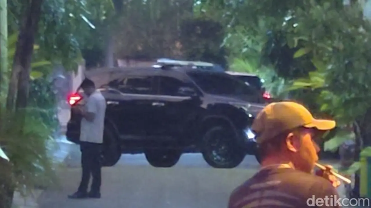Suasana Saat Tamu Dari Rumah Presiden Ke 7, Joko Widodo (jokowi) Keluar, Kamis (8/1/2026). (foto: Tara Wahyu/detikjateng)