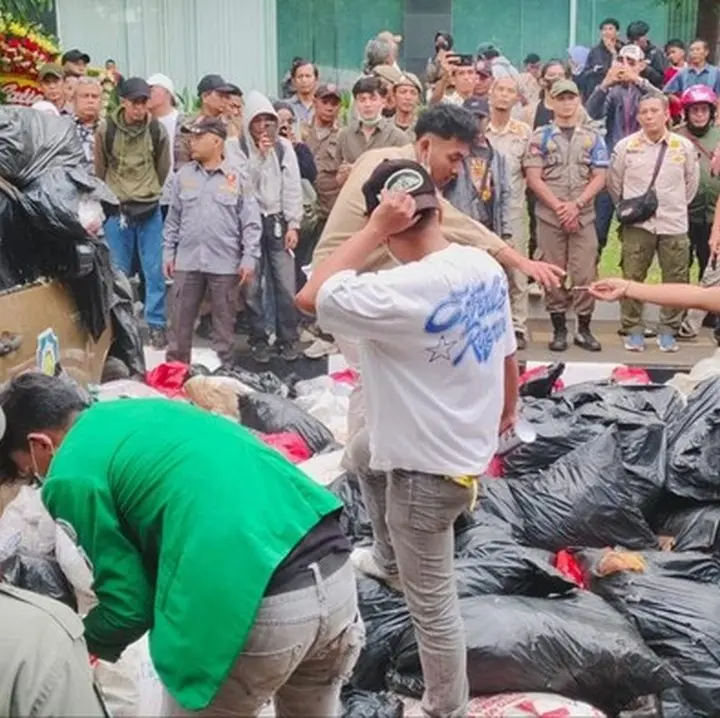Kantor Wali Kota Tangsel ‘Dibanjiri’ Sampah, Pemkot Berjanji Lakukan Pembenahan Menyeluruh