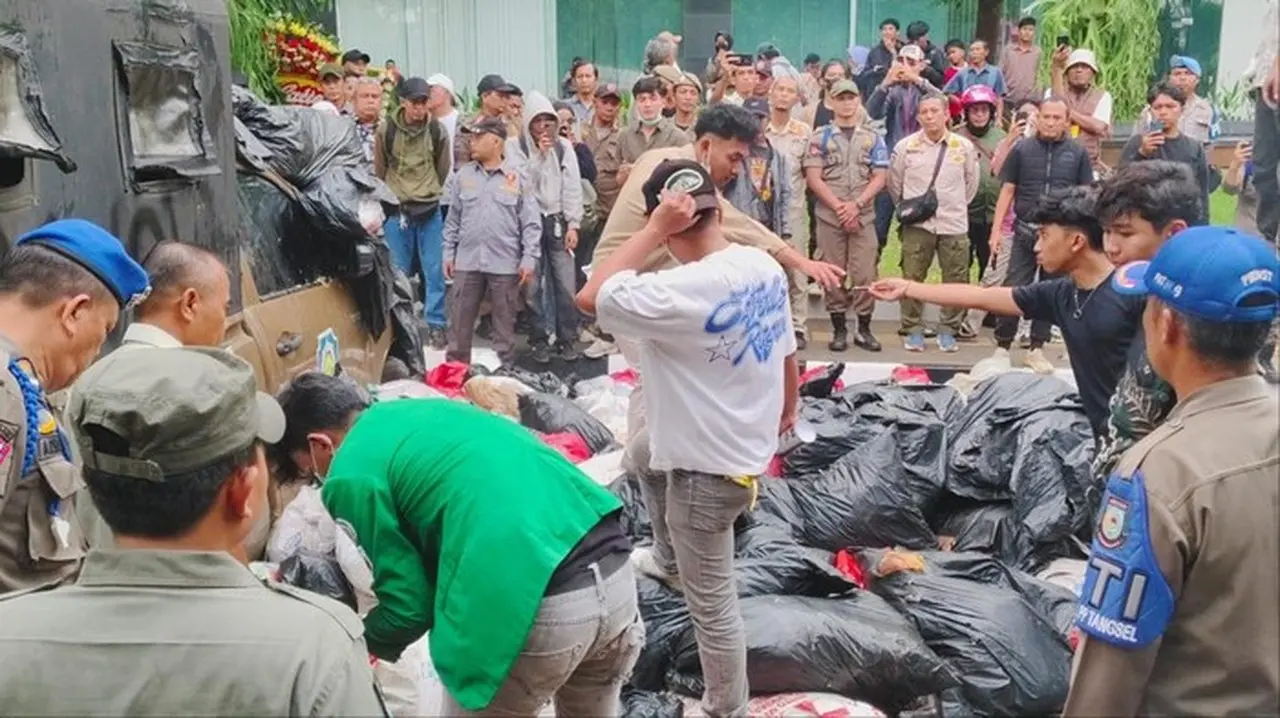 Foto: Puluhan Mahasiswa Demo Di Kantor Wali Kota Tangerang Selatan, Menuntut Pengelolaan Sampah. (dok.istimewa)