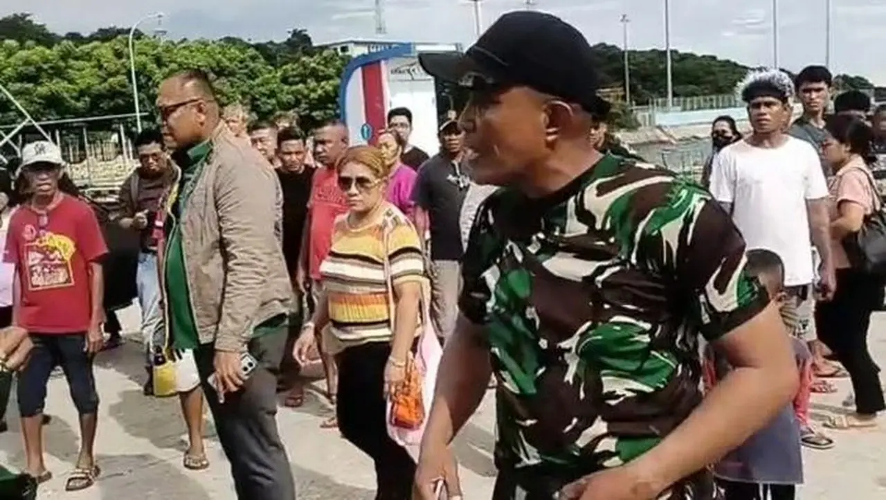 Viral Penangkapan Ayah Prada Lucky Di Pelabuhan Kupang (foto: Tangkapan Layar Facebook)