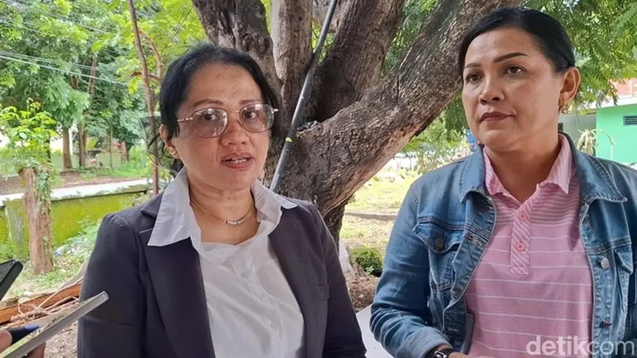 Tim Pengacara Ibunda Prada Lucky, Seprian Paulina Mirpey, Saat Diwawancarai Detikbali Di Denpom Ix/1 Kupang, Ntt, Kamis (8/1/2026) Sore (foto: Yufengki Bria)