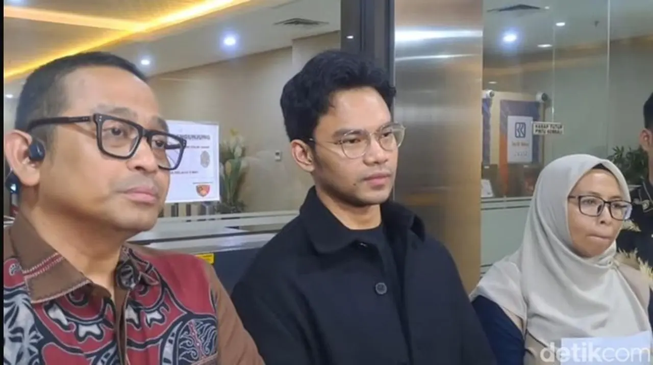 Insanul Fahmi Didampingi Pengacaranya Di Mabes Polri. Foto: Ahsan/detikhot