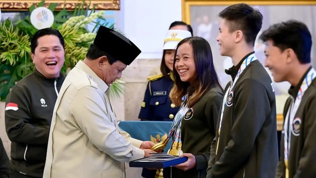 Presiden Prabowo Memberikan Bonus Kepada Atlet Peraih Medali Di Sea Games 2025, Kamis (8/1/2026). (foto: Muchlis Jr Biro Pers Sekretariat Presiden)