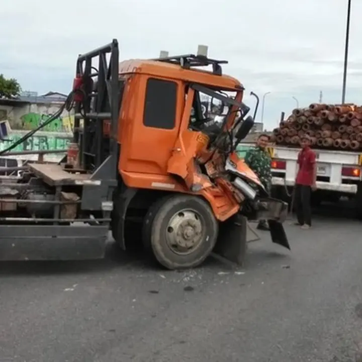 Tronton Bermuatan Pipa Baja Tabrakan di Flyover Ciputat, Pasutri Nyaris Tewas