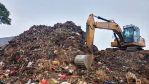 Tumpukan Sampah Pasar Induk Kramat Jati Menahun, Warga Keluhkan Bau Busuk Menyengat