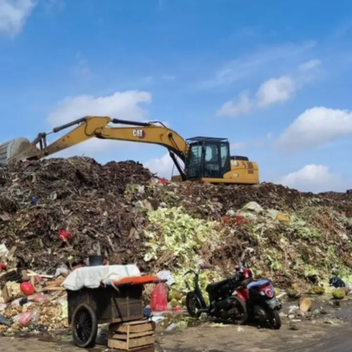 Gunungan Sampah di Pasar Induk Kramat Jati Mulai Diangkut, Warga Keluhkan Bau Menyengat Tahunan