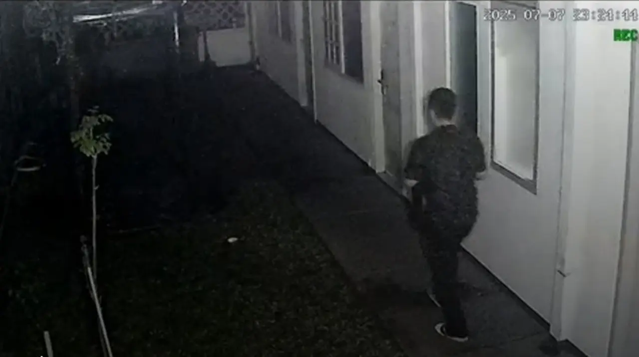Tangkapan Layar Gerak Gerik Arya Daru Pangayunan Di Malam Sebelum Ditemukan Tewas Di Kosan Menteng, Jakarta Pusat. (foto: Istimewa)