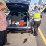 Mobil Pecah Ban di Contraflow Tol Dalam Kota, Polisi Segera Turun Tangan Bantu Pengemudi Lansia