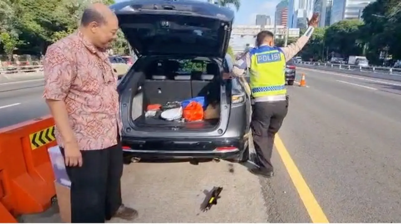 Foto: Anggota Satuan Pjr Ditlantas Polda Metro Jaya Turun Membantu Pengemudi Yang Mobilnya Pecah Ban Di Jalur Contraflow Tol Dalam Kota. (dok. Istimewa)