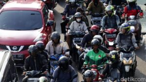 Truk Sampah Tabrak Pembatas Busway di Cawang, Lalu Lintas Cawang-Semanggi Sempat Lumpuh