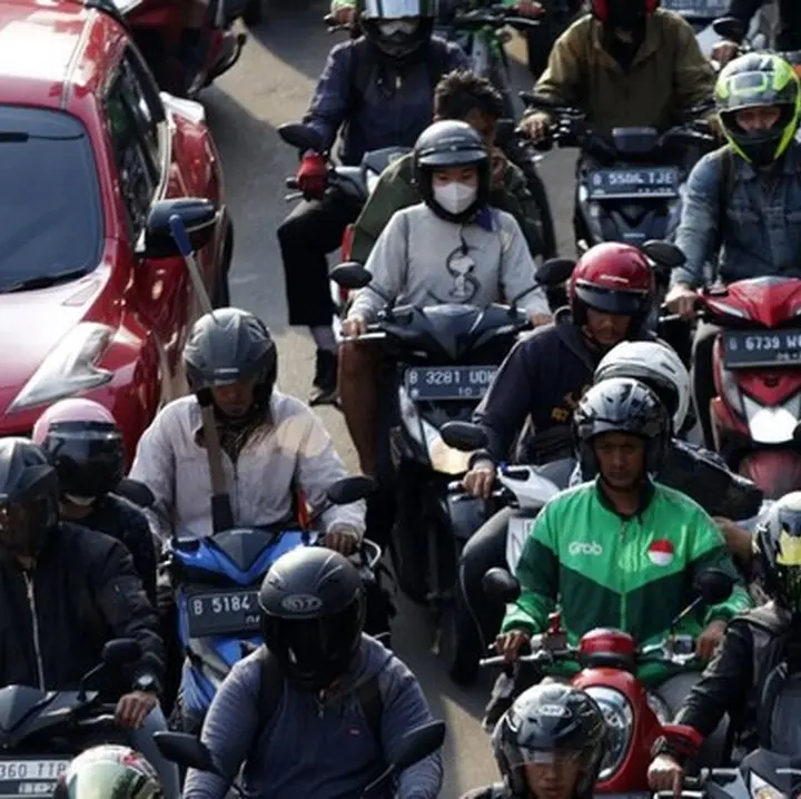 Truk Sampah Tabrak Pembatas Busway di Cawang, Lalu Lintas Cawang-Semanggi Sempat Lumpuh
