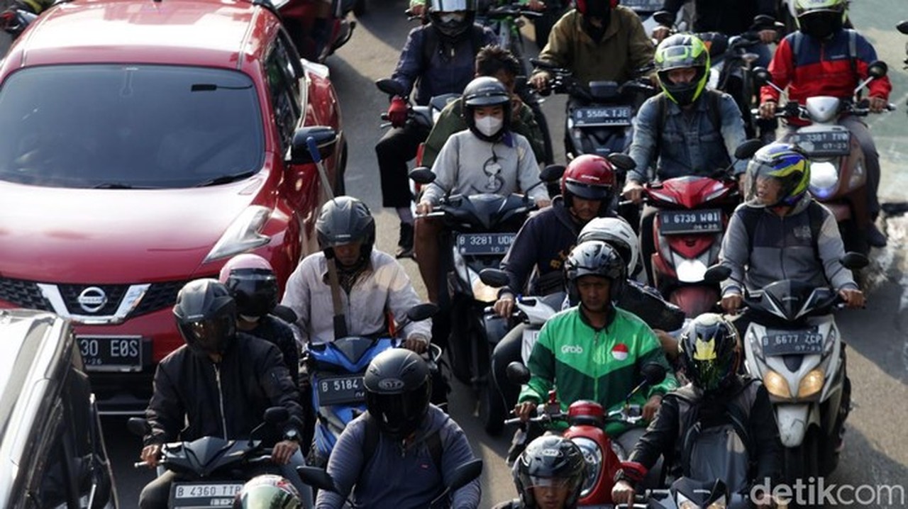 Truk Sampah Tabrak Pembatas Busway di Cawang, Lalu Lintas Cawang-Semanggi Sempat Lumpuh