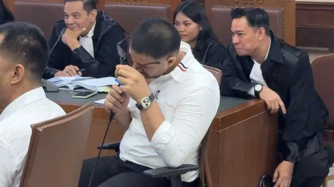 Foto: Ammar Zoni Menangis Dan Mengaku Bersalah Terlibat Penjualan Narkotika Di Rutan Salemba. (adrial/detikcom)