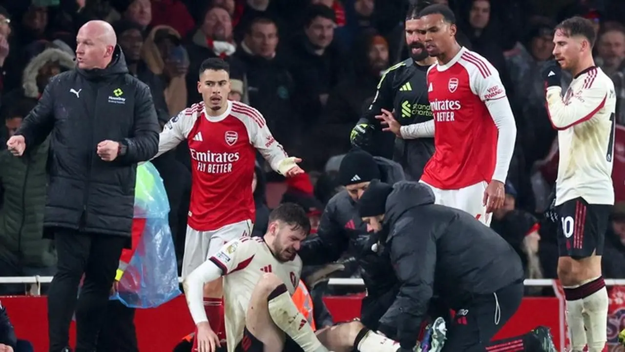 Gabriel Martinelli Mendorong Conor Bradley Yang Tergeletak Cedera. (foto: Getty Images/marc Atkins)