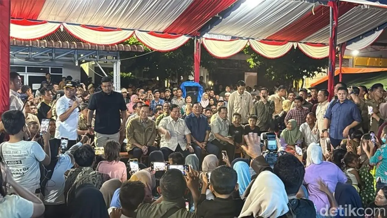 Foto: Presiden Prabowo Subianto Tiba Di Posko Pengungsian Di Desa Batu Hula, Batang Toru, Tapanuli Selatan, Sumatera Utara Jelang Pergantian Tahun (eva/detikcom).