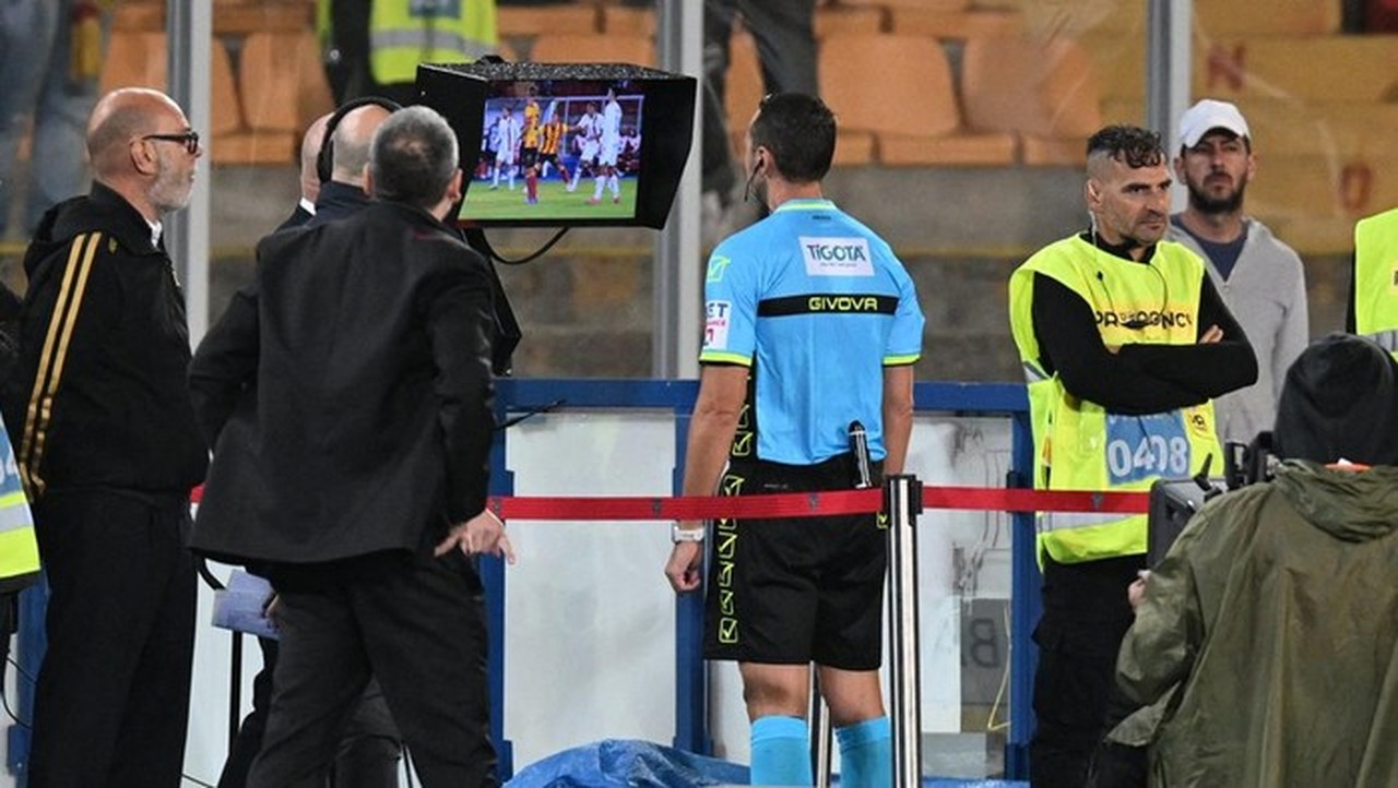 Riccardo Montolivo Kritik VAR: Terlalu Intervensi, Wasit Serie A Kehilangan Otoritas Riccardo Montolivo Kritik VAR: Terlalu Intervensi, Wasit Serie A Kehilangan Otoritas