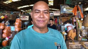 Bau Sampah Menggunung di Kramat Jati, Pedagang Keluhkan Pembeli Sepi dan Omzet Anjlok 40%