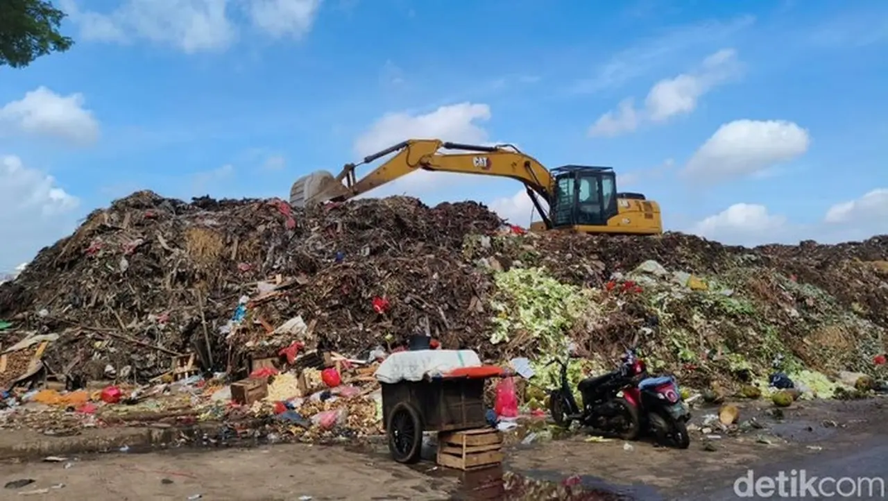 Foto: Tumpukan Sampah Menggunung Di Pasar Induk Kramat Jati, Jakarta Timur. Sampah Mulai Diangkut Petugas Ke Tpa (jaktim). (kurniawan F/detikcom)