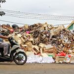 Targetkan Tuntas dalam 5 Hari, Pengelola Pasar Induk Kramat Jati Angkut Gunungan Sampah