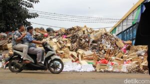 Targetkan Tuntas dalam 5 Hari, Pengelola Pasar Induk Kramat Jati Angkut Gunungan Sampah