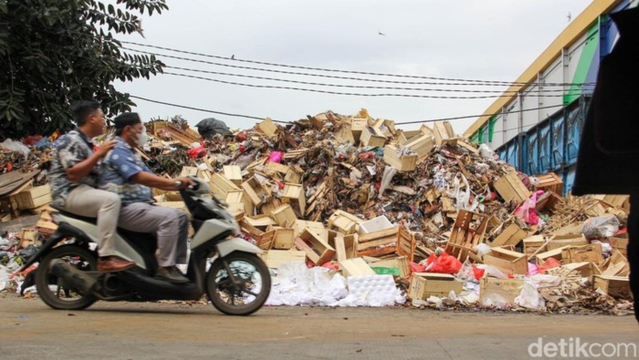 Targetkan Tuntas dalam 5 Hari, Pengelola Pasar Induk Kramat Jati Angkut Gunungan Sampah