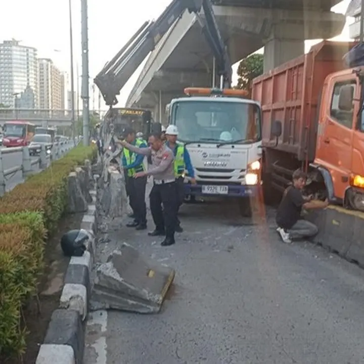 Sopir Mengantuk, Truk Sampah Hantam Separator Busway di MT Haryono