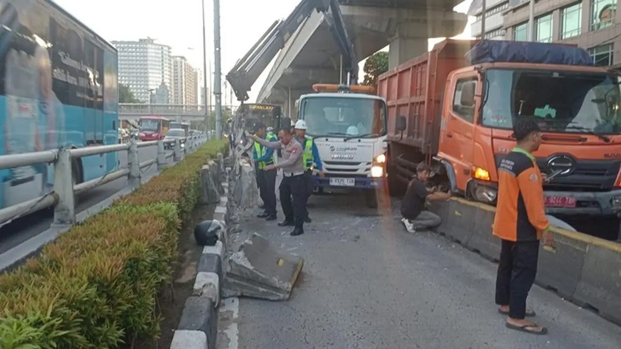Foto: Truk Tabrak Separator Busway Di Jalan Mt Haryono Arah Gatot Subroto (dok.ditlantas Polda Metro Jaya)