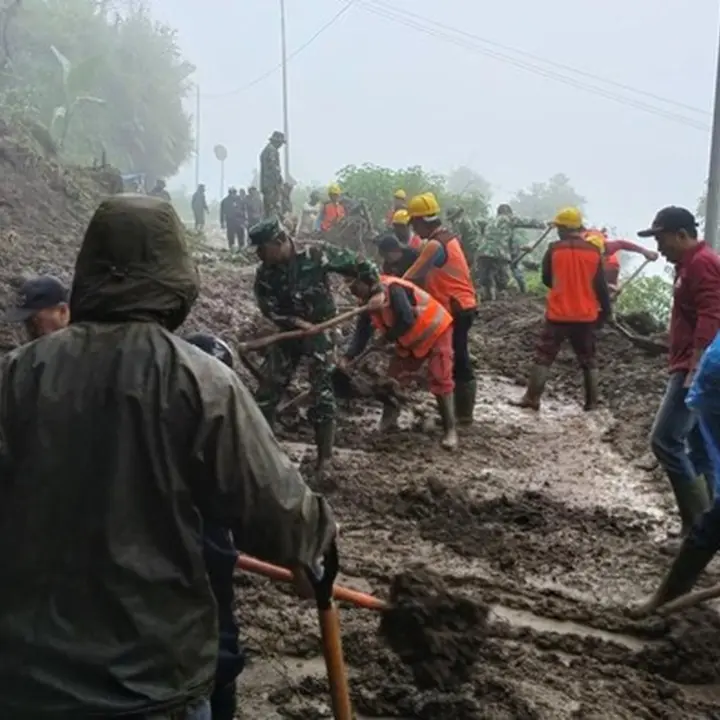 Longsor Tutup Jalur Wisata Bromo via Malang, Pembersihan Material Dimulai