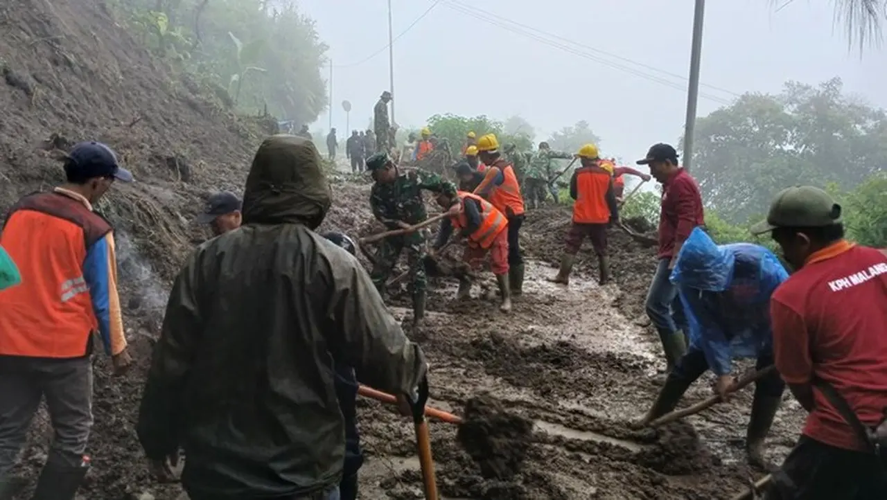 Foto: Material Longsor Di Bromo Mulai Dibersihkan (istimewa)