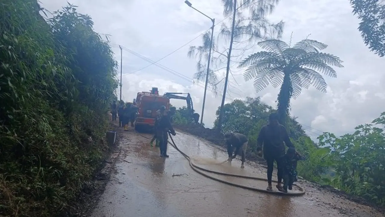 Material Longsor Di Jalur Wisata Gunung Bromo Tuntas Dibersihkan (foto: Istimewa)