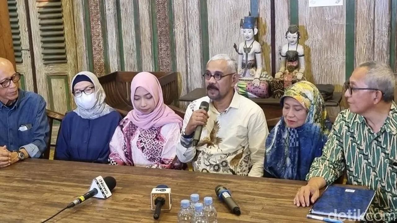 Pengacara Keluarga Diplomat Arya Daru, Nicholay Aprilindo, Saat Memberi Penjelasan Dalam Konferensi Pers Di Kotagede, Jogja, Sabtu (27/9/2025). (pradito Rida Pertana/detikjogja)