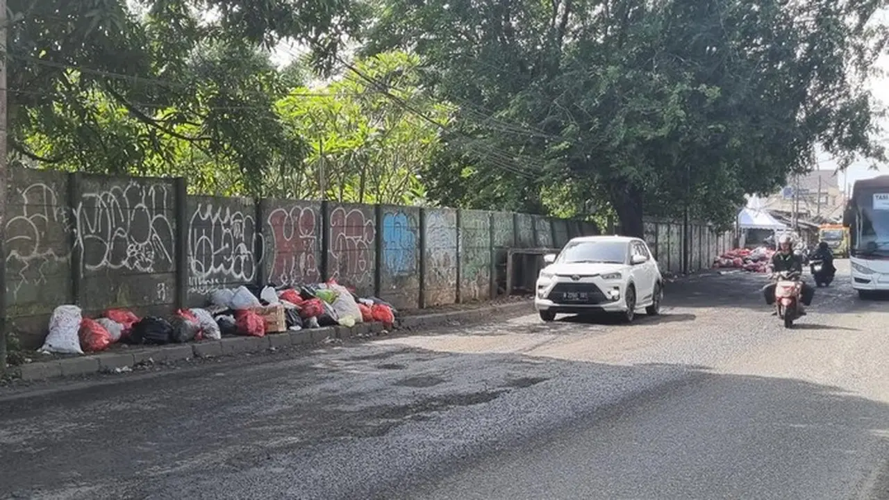 Jalan Rusak Di Dekat Pasar Cimanggis, Tangsel (taufiq/detikcom)