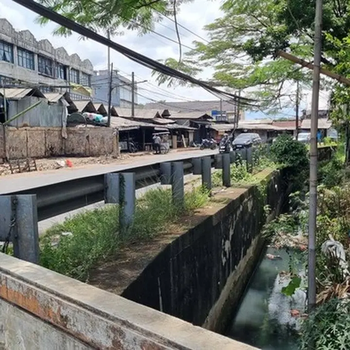 Selokan Pasar Cimanggis Tercemar Sampah, Warga Keluhkan Bau Busuk Menyengat