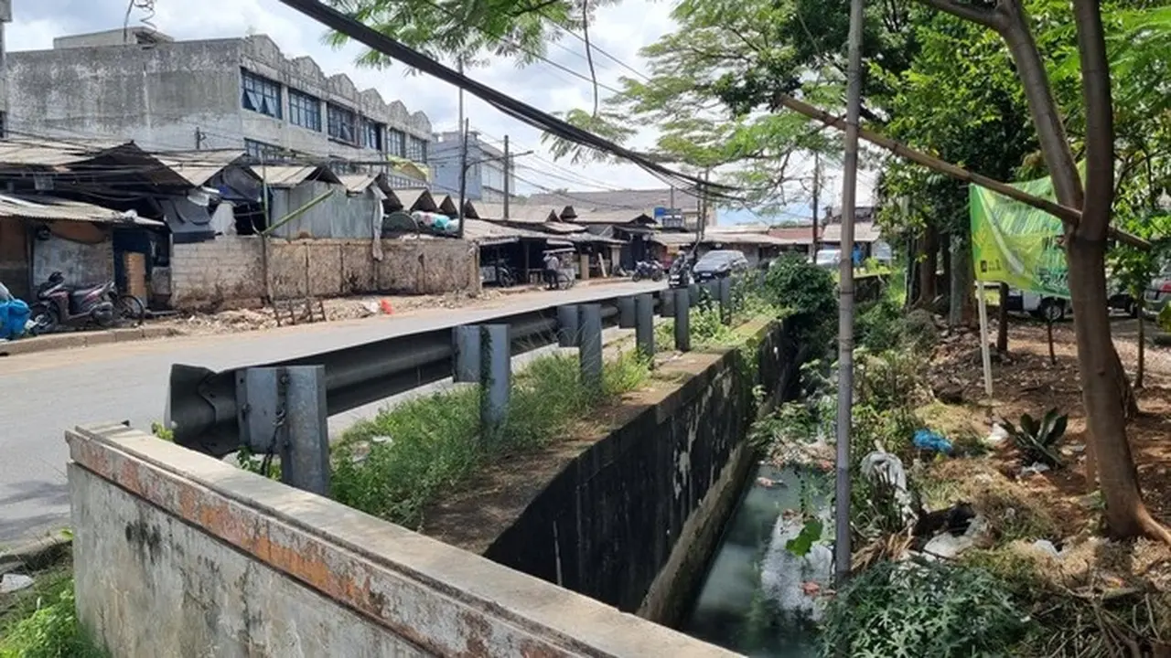 Selokan Di Depan Pasar Cimanggis Juga Jadi Lokasi Warga Buang Sampah Sembarangan (taufiq/detikcom)