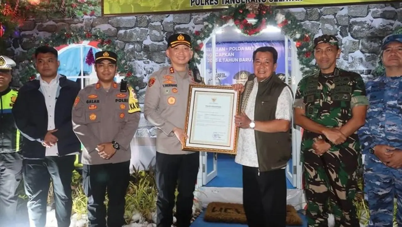 Foto: Kapolres Tangsel Akbp Victor Inikiriwang Mendapatkan 3 Penghargaan Sekaligus Dari Bupati Tangerang Mochamad Maesyal Rasyid. (dok. Istimewa)