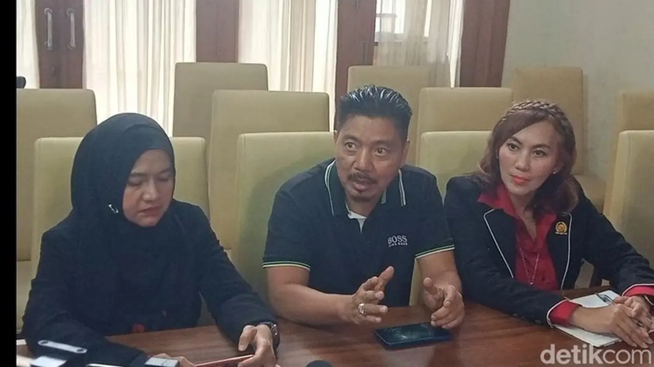 Kuasa Hukum Korban Dugaan Penipuan Oleh Adly Fairuz, Buka Suara Di Kawasan Panglima Polim, Jakarta Selatan, Jumat (10/1/2026).foto: Muhammad Ahsan Nurrijal/detikcom