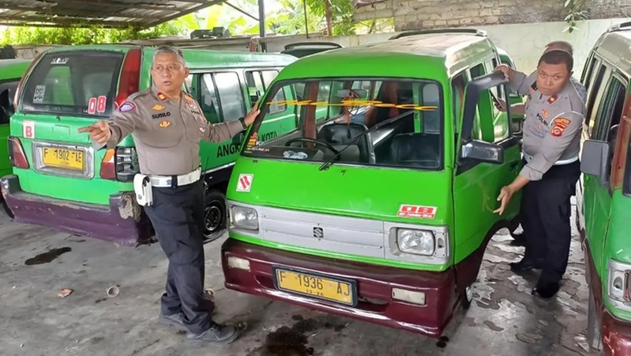 Polisi Mengamankan Angkot Viral Ugal Ugalan Hingga Tabrak Ojol Di Bogor. (sholihin/detikcom)