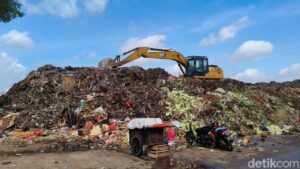 Gubernur DKI Jakarta Minta Pasar Jaya Segera Atasi Tumpukan Sampah di Pasar Kramat Jati