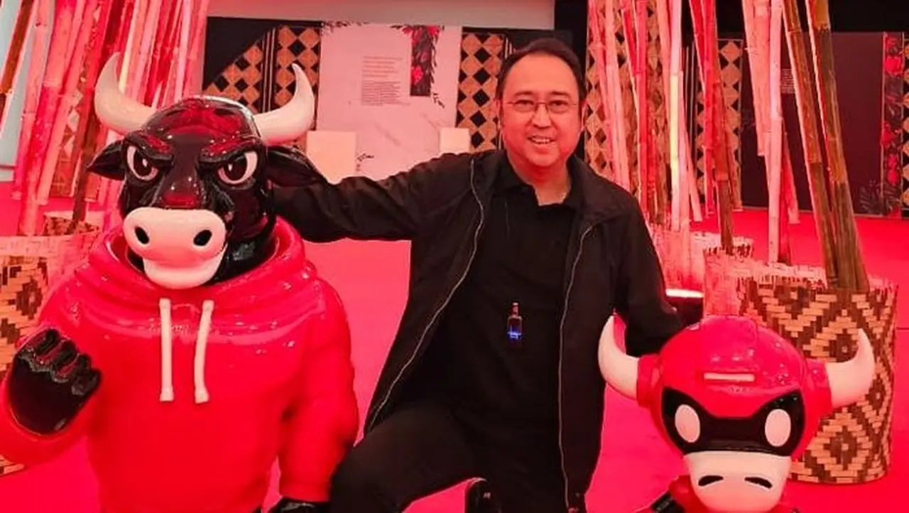 Ketua Dpp Pdip Sekaligus Putra Ketua Umum Megawati Soekarnoputri, M Prananda Prabowo, Berpose Bersama Maskot Banteng Partai. (dok. Monang Sinaga/pdip)