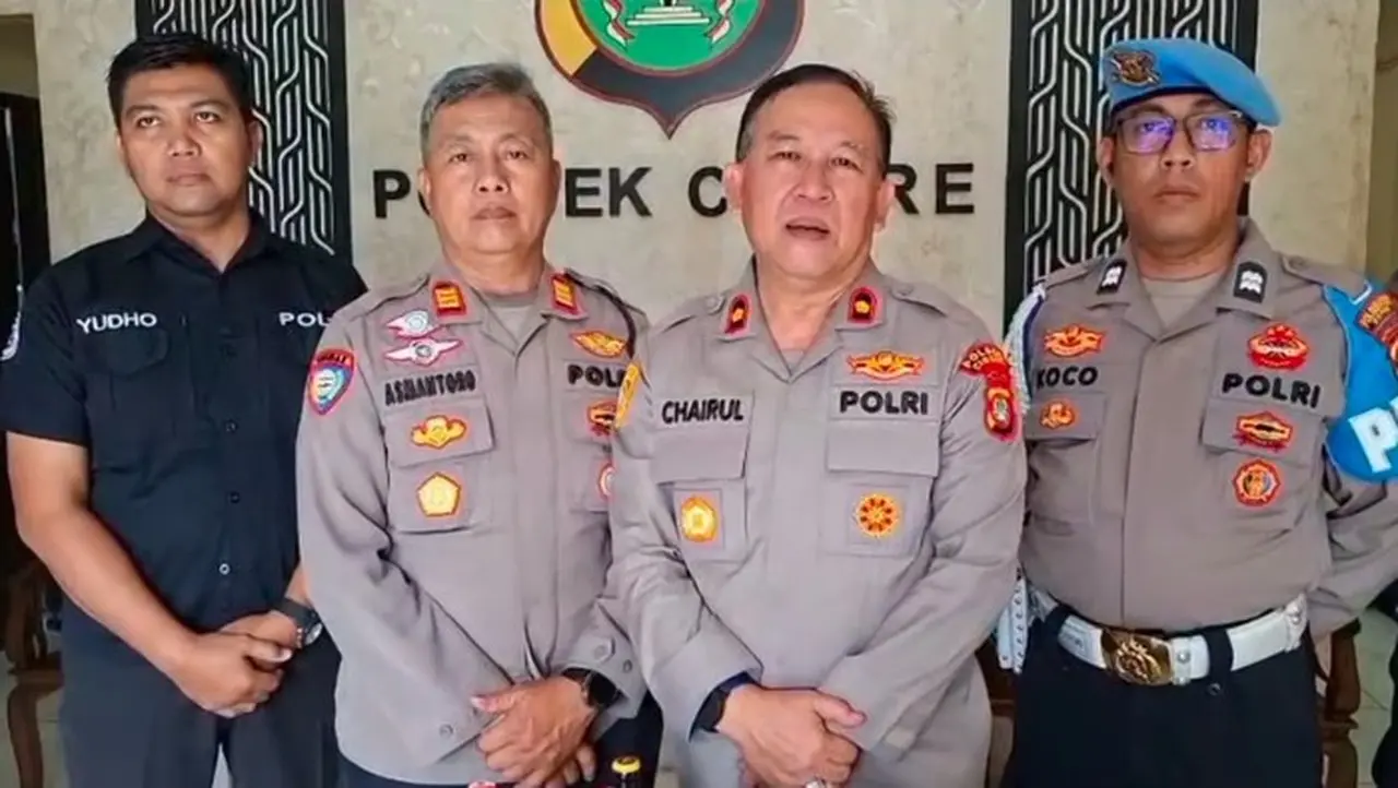 Keberadaan Toko Minuman Keras (miras) Meresahkan Warga Cinere, Depok. Warga Lalu Melapor Ke Call Center Polri 110 Sehingga Toko Miras Tersebut Ditindak Polisi. (dok. Istimewa)