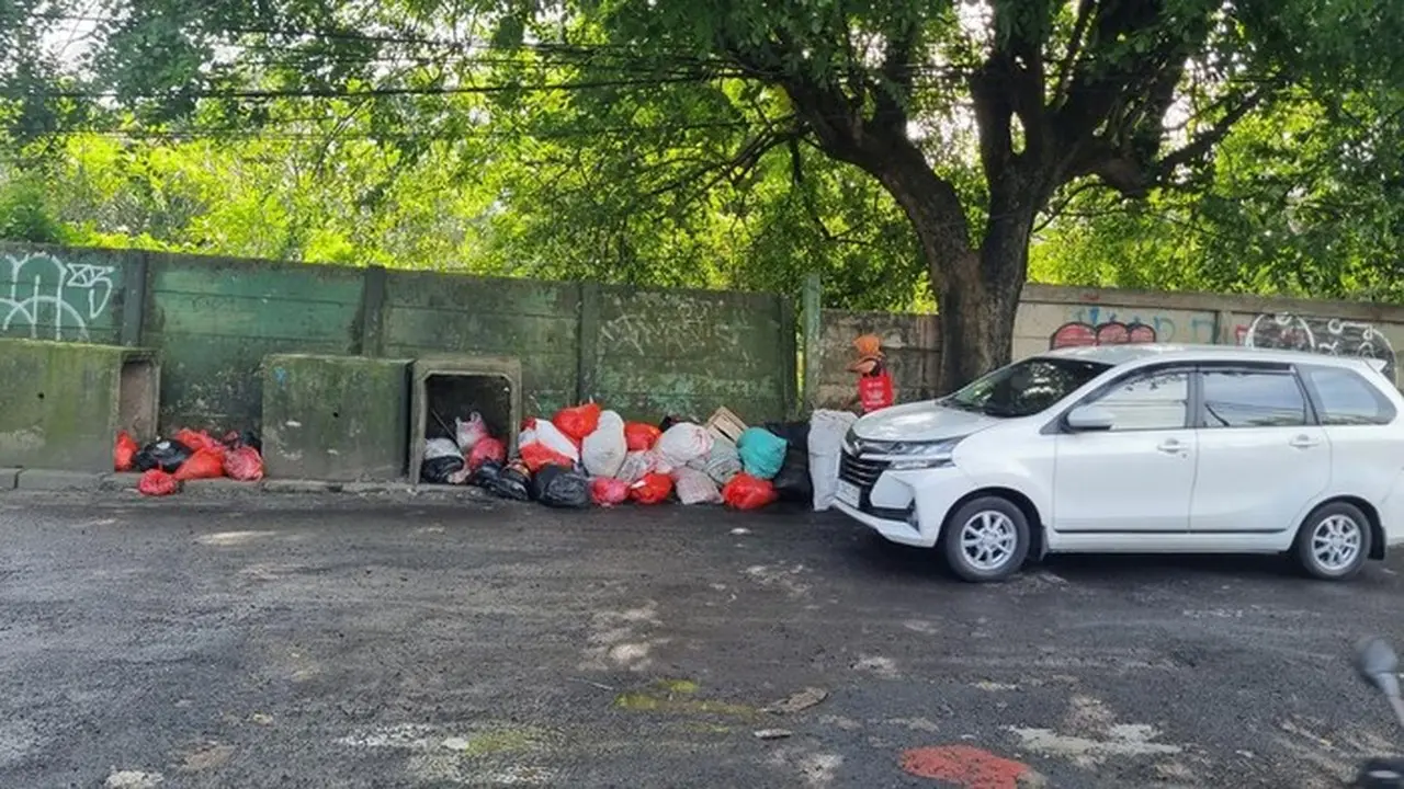 Tumpukan Sampah Di Dekat Pasar Cimanggis, Tangsel, Telah Diangkut Tapi Muncul Tumpukan Lain. (taufiq/detikcom)