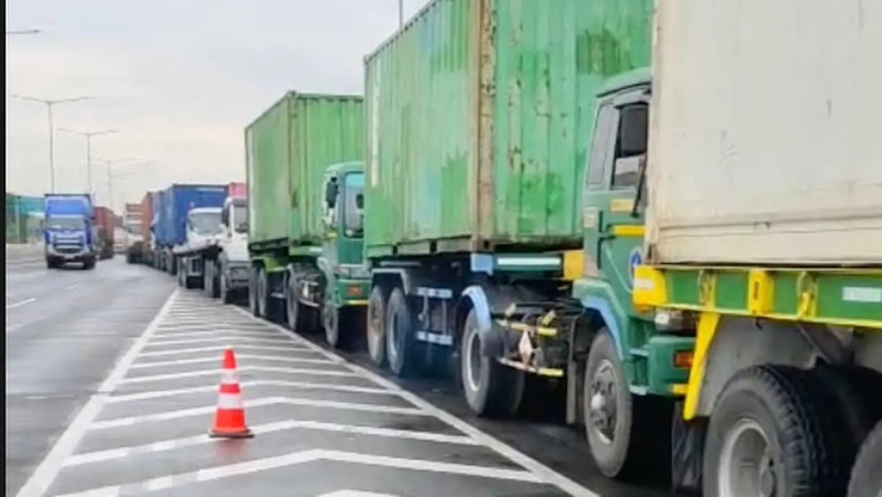 Puluhan Truk Kontainer Mengantre Keluar Tol Semper Imbas Kemacetan Di Tanjung Priok. (dok. Istimewa)