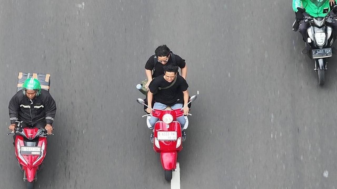 Kakorlantas Polri Gunakan E-TLE Drone di Cibubur untuk Tingkatkan Kepatuhan Berlalu Lintas Pengendara Kakorlantas Polri Gunakan E-TLE Drone di Cibubur untuk Tingkatkan Kepatuhan Berlalu Lintas Pengendara