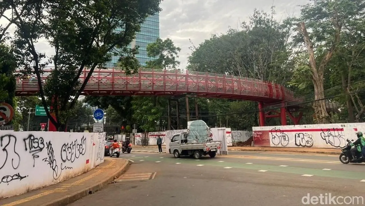 Jembatan Penghubung Di Taman Bendera Pusaka Jaksel Yang Diresmikan Bulan Depan. (adhfar Aulia Syuhada/detikcom)