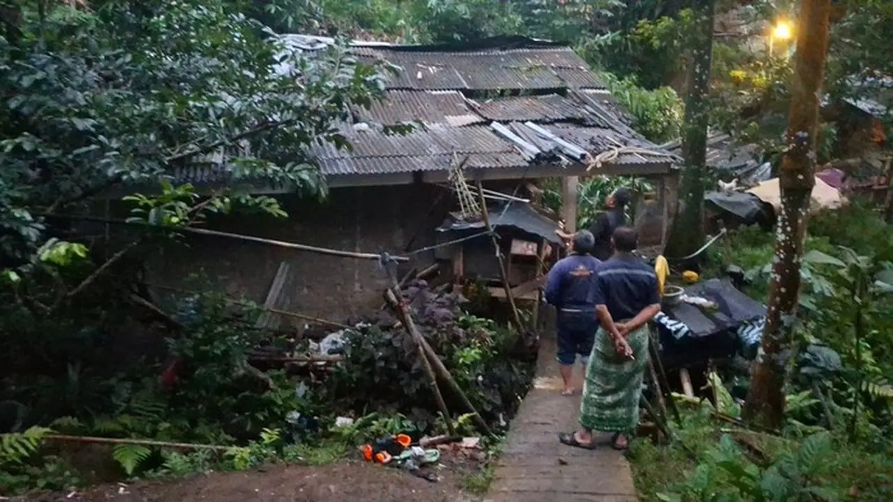 Longsor Menimbun Rumah Warga Di Bogor. (dok. Bpbd Bogor)