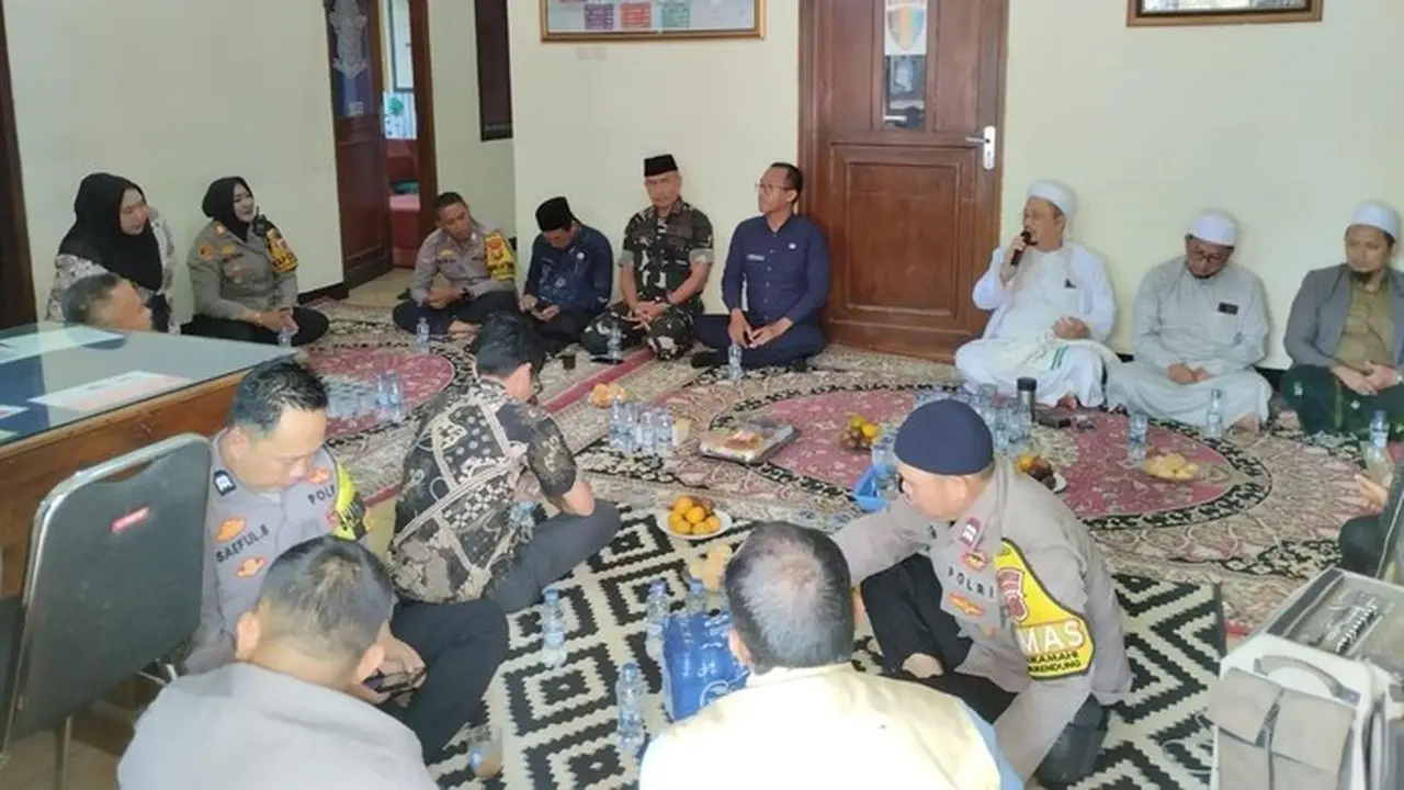 Polisi Bersama Unsur Kecamatan Megamendung, Bogor, Menggelar Dialog Bersama Warga. (dok. Istimewa)